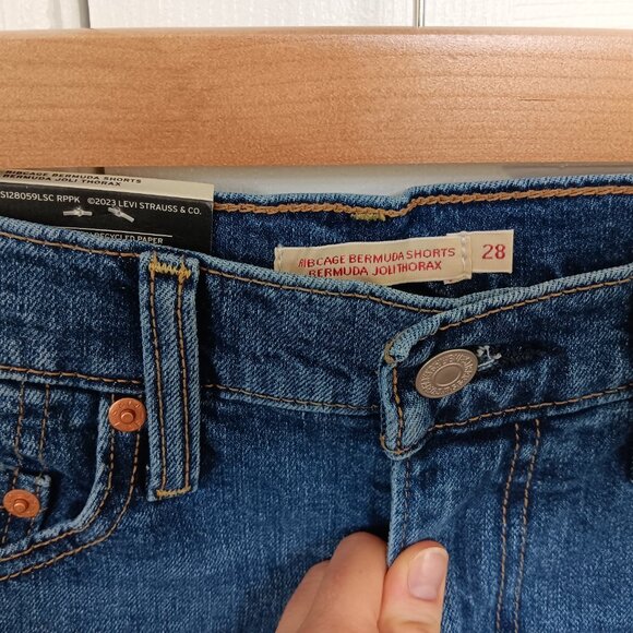 Levi's dark wash bermuda shorts BNWT - Picture 4 of 6